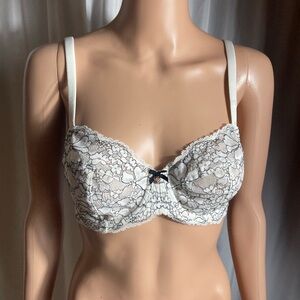 Victorias Secret Body by Victoria Sz 34D Elegant Lace Underwire Bra